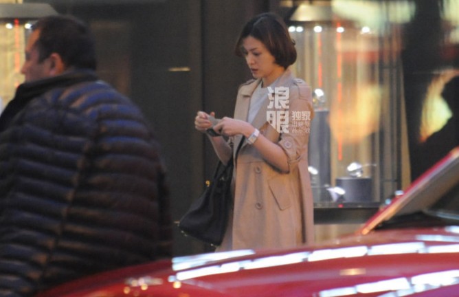 董卿素颜逛商场