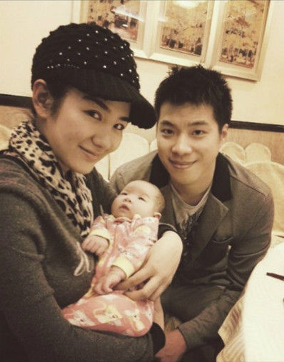 黄奕老公变身帅气奶爸 陪女儿玩耍场面温馨(图)