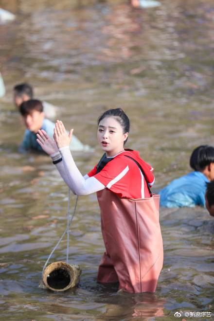 蒋欣抓鸡捉鱼飚山歌 蒋老爷上线解放天性(图)