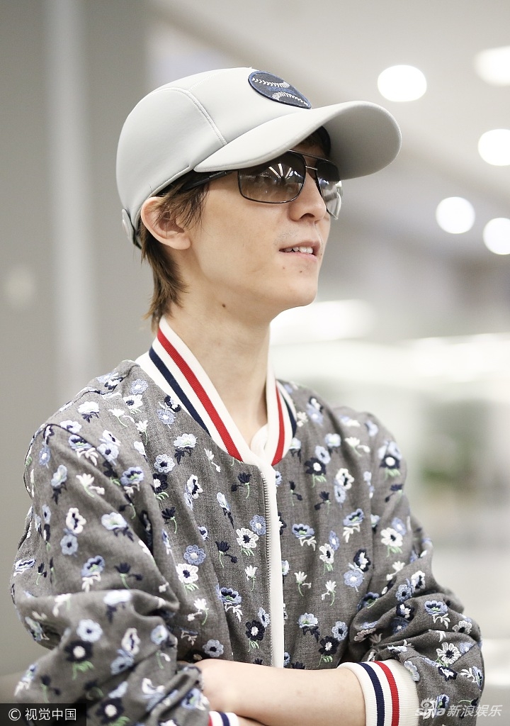 郭敬明被曝性骚扰后首现身 获高大猛男随行