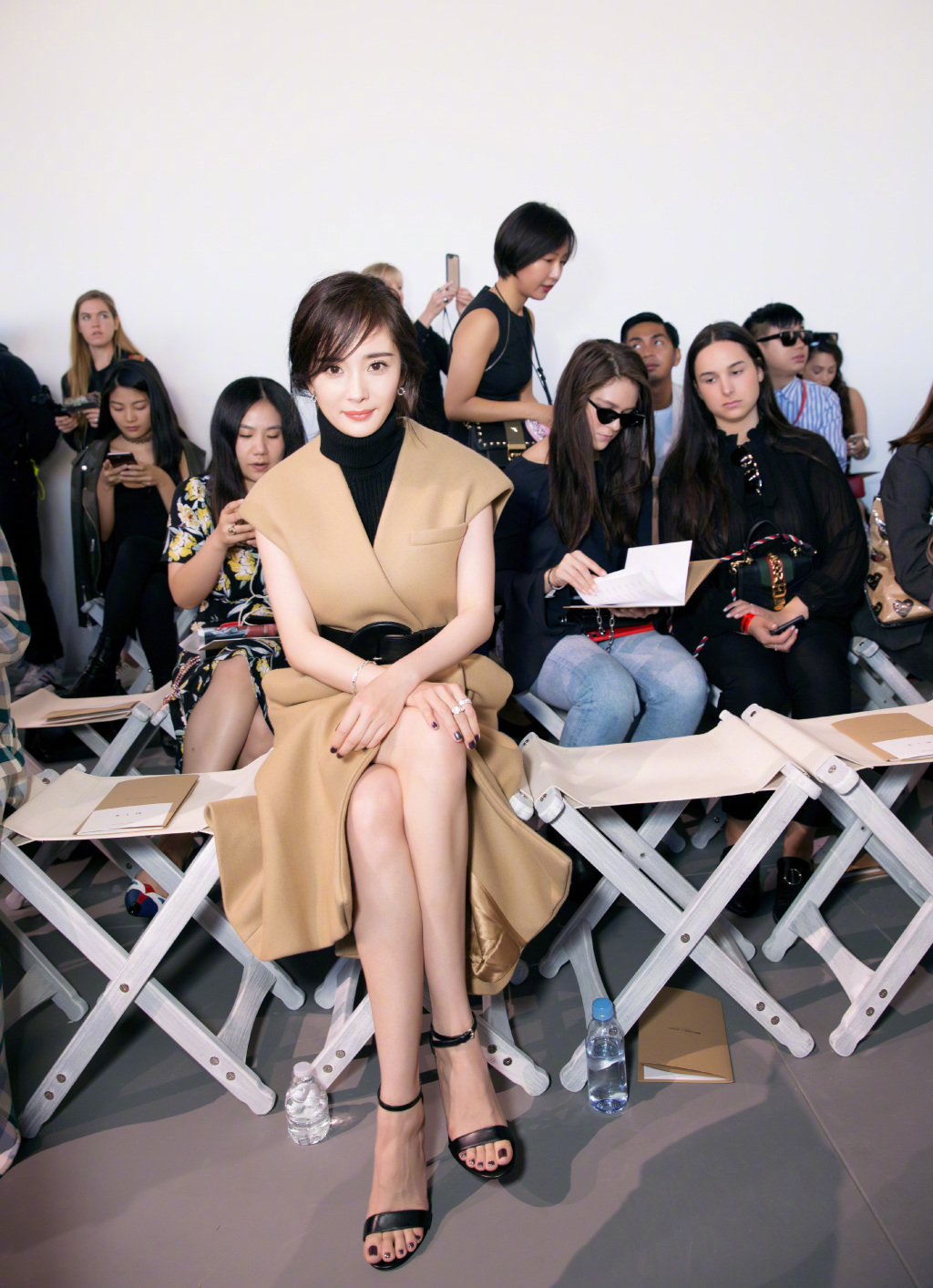 杨幂代言人身份优雅看秀 迷人亮相纽约时装周 - 青岛新闻网