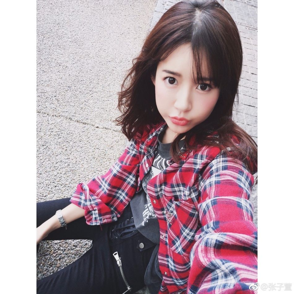 组图:辣妈张子萱晒美照 穿白丝袜萝莉感十足