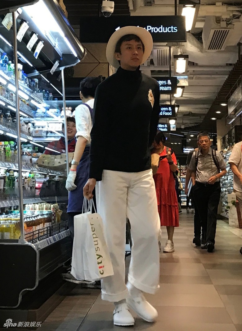 组图:孙俪香港庆35岁生日 与老公邓超逛超市