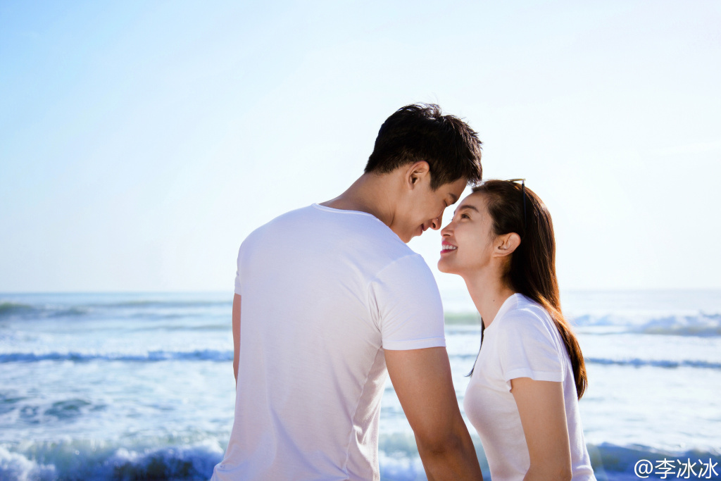 公开恋爱后的首张合影!关晓彤娇羞躲鹿晗怀 张