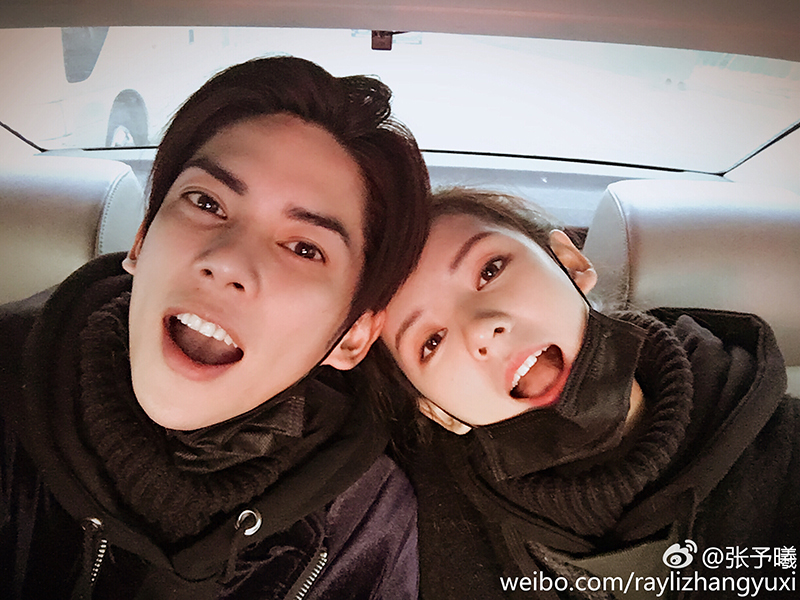 公开恋爱后的首张合影!关晓彤娇羞躲鹿晗怀 张