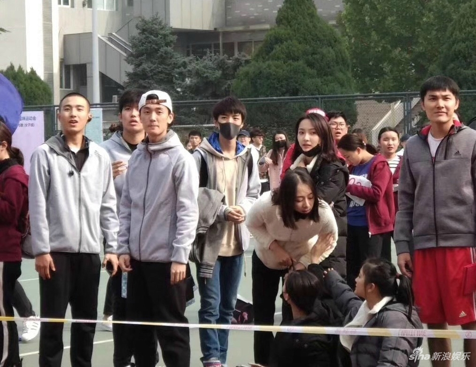 组图:王俊凯参加北影运动会 口罩遮面为同学加