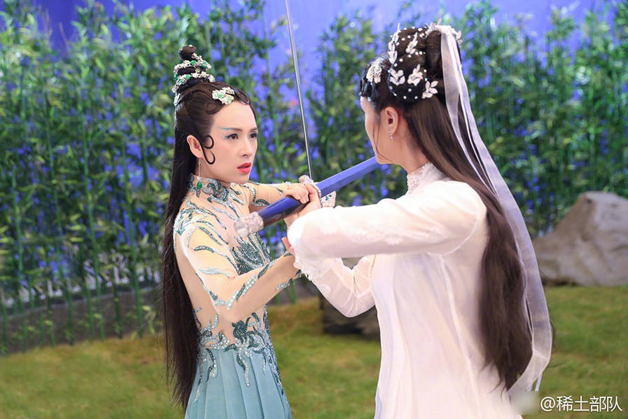 38岁章子怡挑战张曼玉青蛇扮相 大秀曼妙身姿