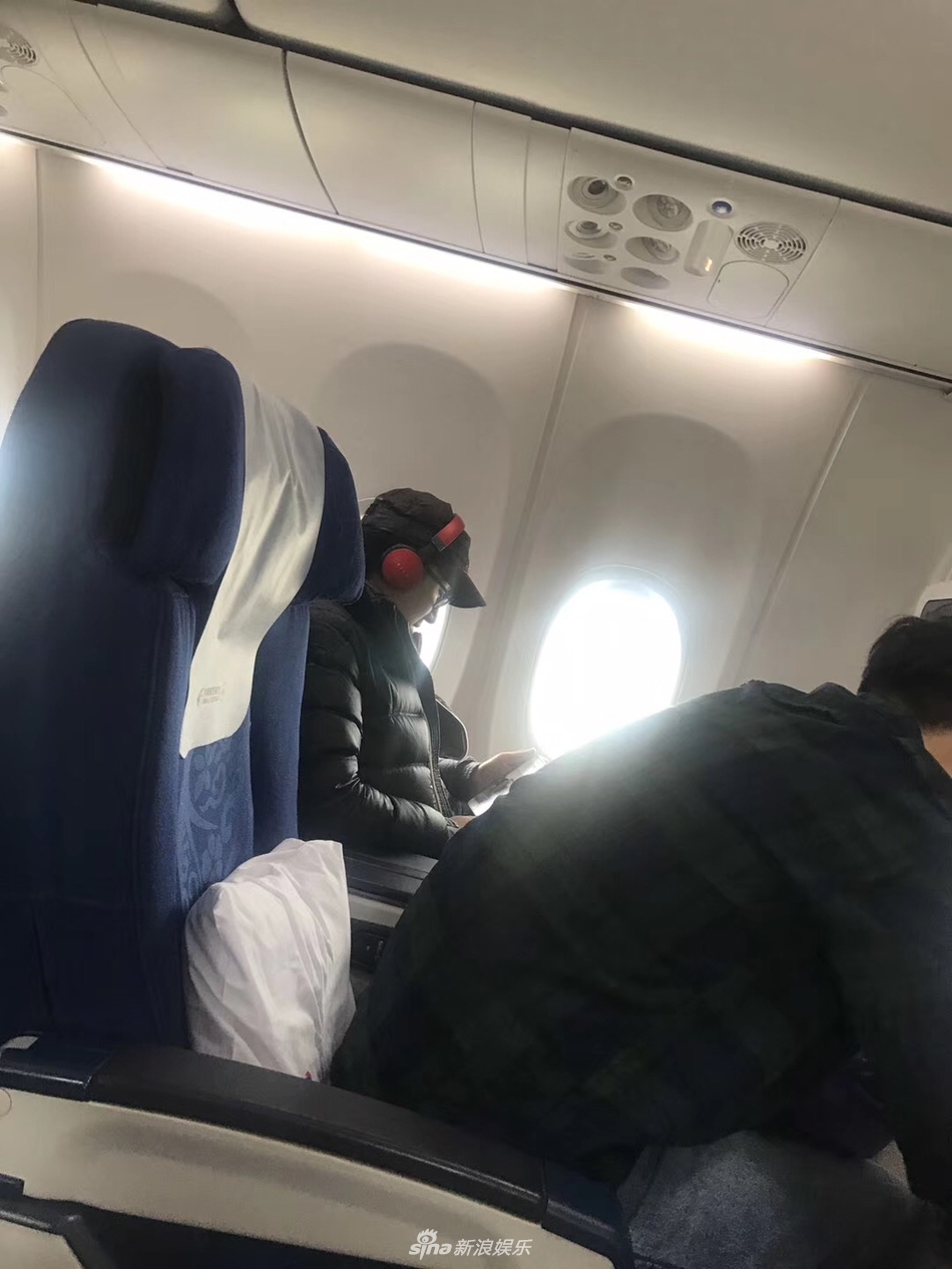 汪峰一身黑衣现身机场 与醒醒视频通话满脸慈