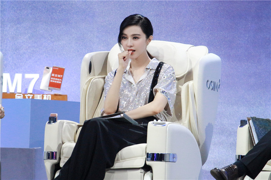 范冰冰与泰国明星Mike同台合影 两人都是高颜值 - 青岛新闻网