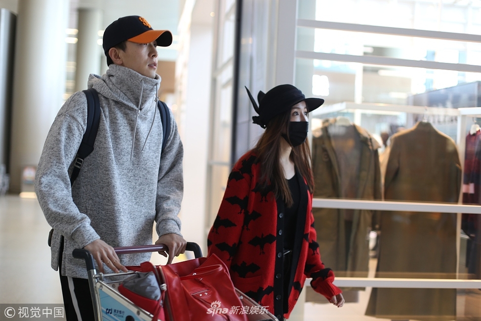 娄艺潇与男友出行受尽宠爱 李川拎箱子办登机