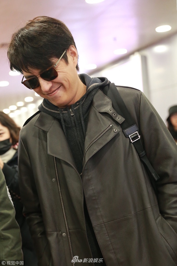 靳东抿嘴笑出满脸褶 双手插兜颜值不输小鲜肉