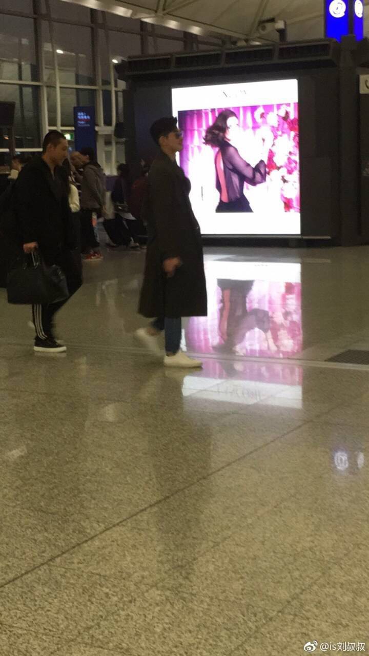 机场推行李箱走路的视频 7f1f7beb-48fe-4799-bc23-fa74a122efb1.jpg