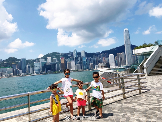 组图:蒋丽莎携儿女外出游玩长腿抢镜 喊话陈浩