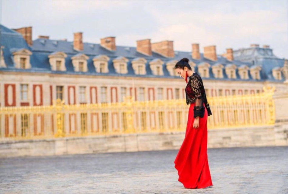 巩俐午后漫步巴黎凡尔赛宫 一袭红色长裙气质