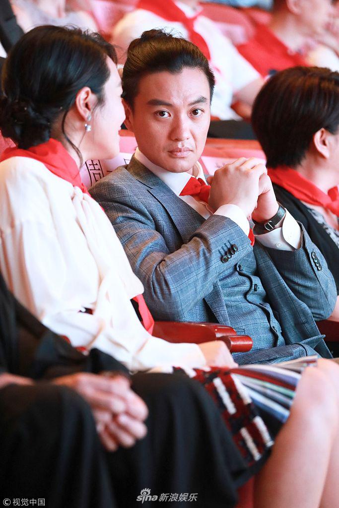 组图:朱丹产后显丰腴 与老公首同框热聊恩爱十