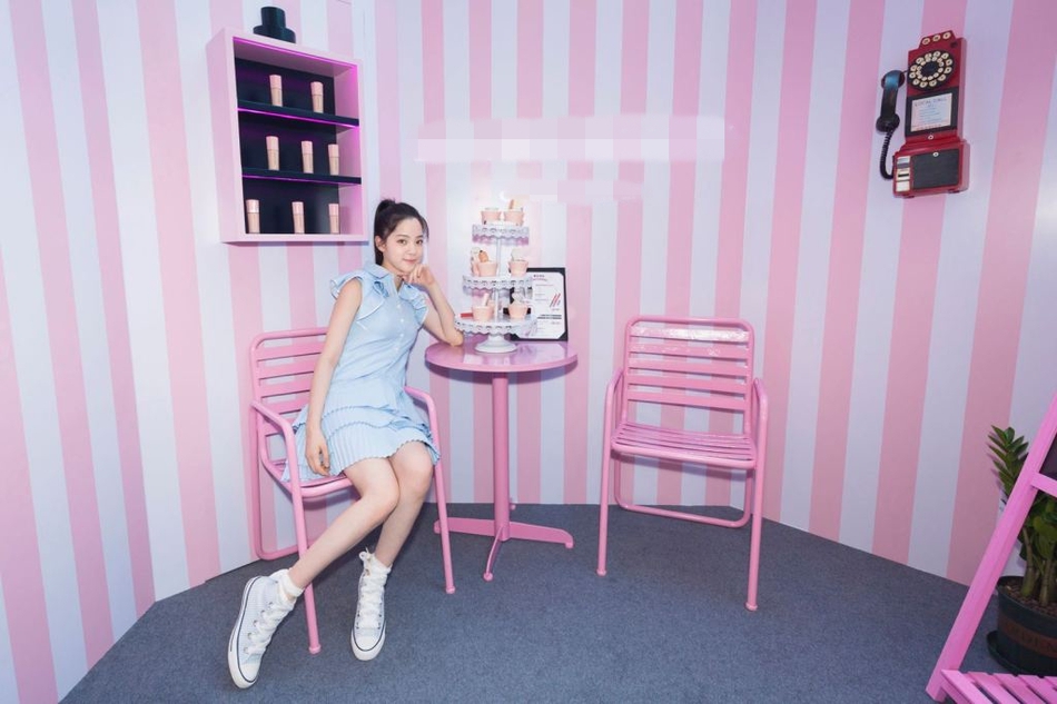 组图:欧阳娜娜穿蓝色短裙秀细长美腿 甜美笑容