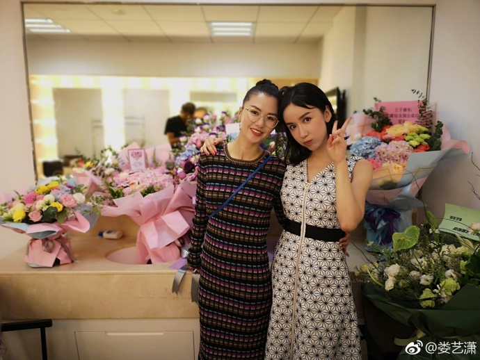 爱情公寓四美集合!邓家佳等现身支持娄艺潇音乐剧