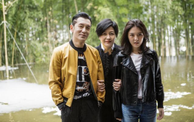 李咏爱妻哈文与女儿逛街被偶遇 全程拉手亲密