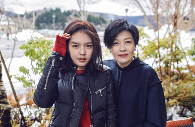 李咏爱妻哈文与女儿逛街被偶遇 全程拉手亲密