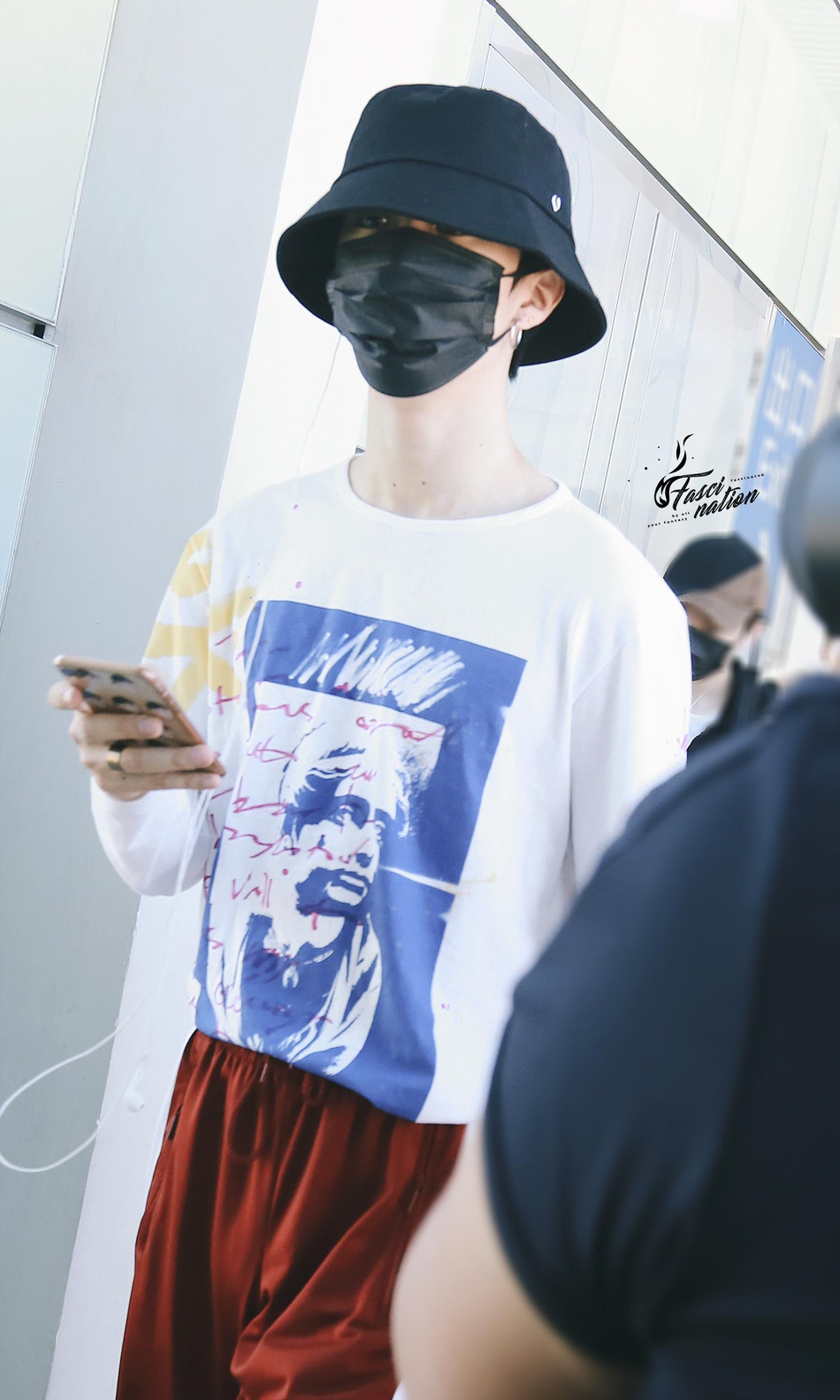 组图:范丞丞慵懒风穿搭现身机场 红色运动裤脚