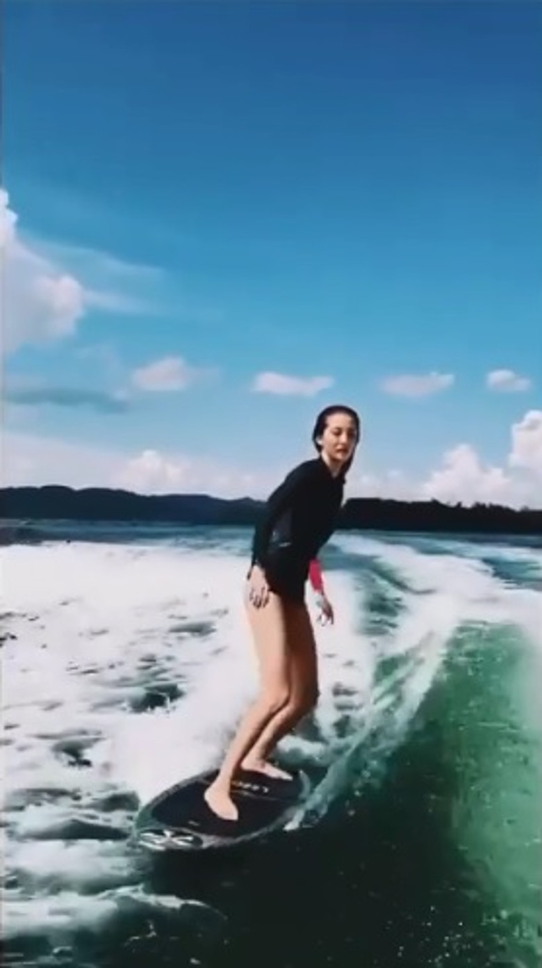 组图:密会情郎?吴千语赶完通告后急忙奔往酒店似有约