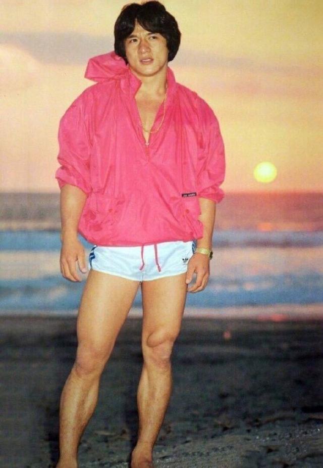 所以,李小龙成龙年轻时的装扮恰好就是如今流行的趋势～～虽然有点辣