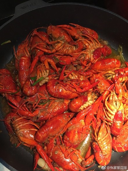 组图:太皮了!钱枫微博评论画风清奇 网友狂晒美