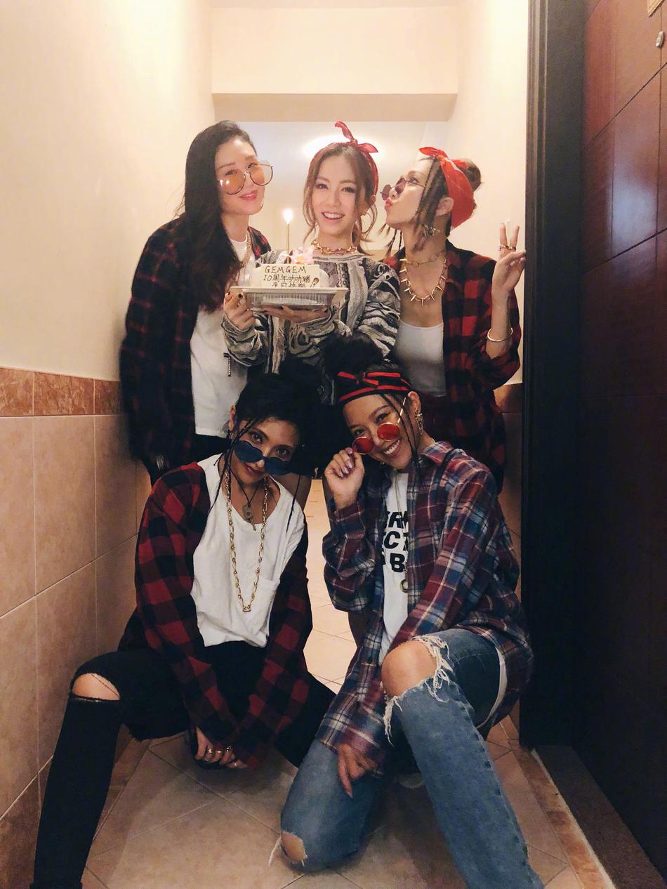 组图:邓紫棋生日发文感谢家人朋友 赌王千金何超莲出镜