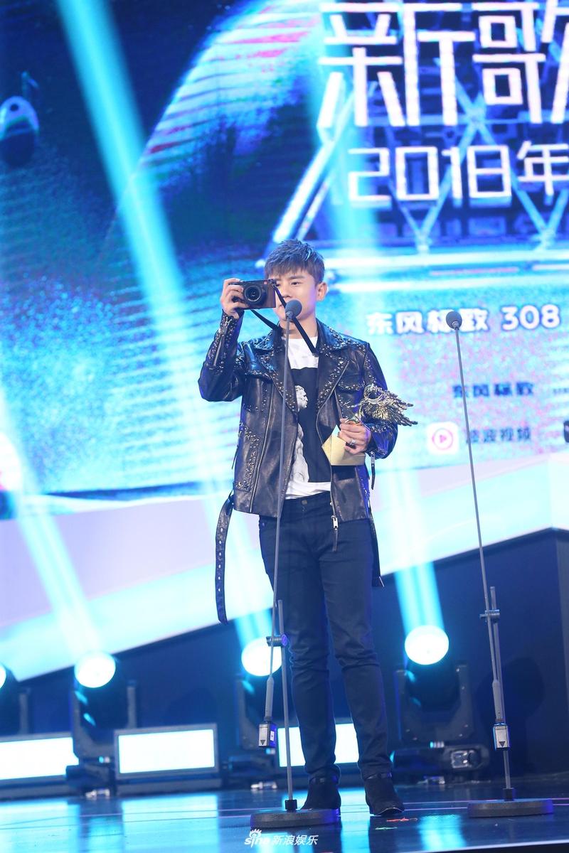 张杰获亚洲新歌榜最佳男歌手 拿相机上台秒变