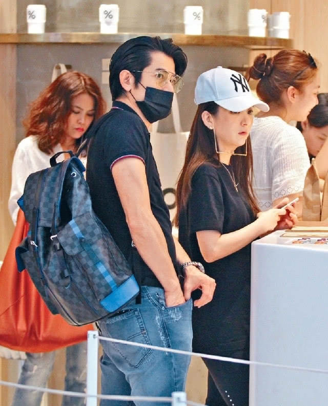方媛郭富城两个女儿 2c32c9b0-5696-494a-ad59-fdc34a350cf9.jpg