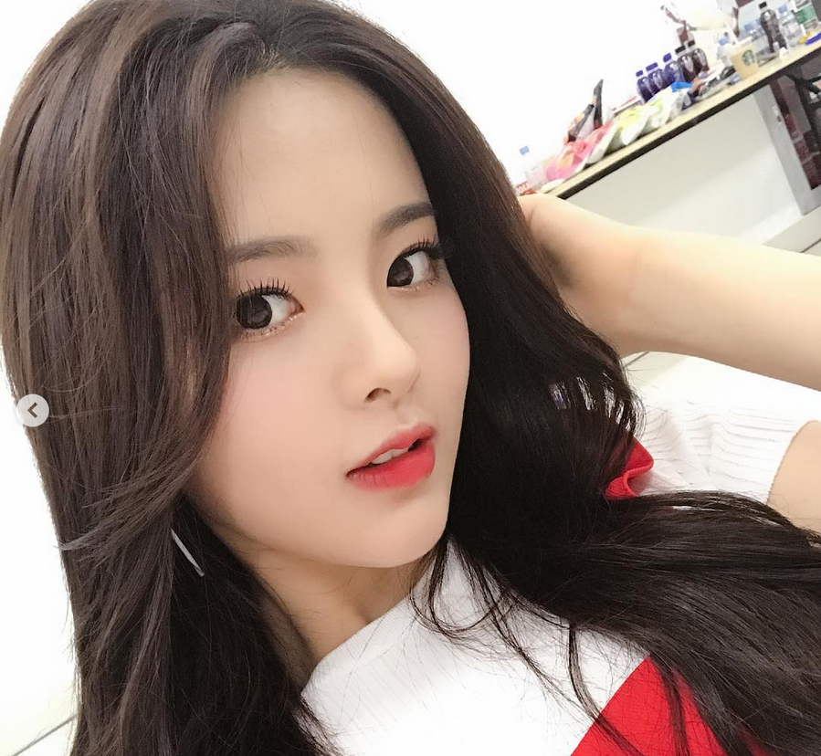 杨超越GET反手吃零食新技能 嘟嘴卖萌模样俏