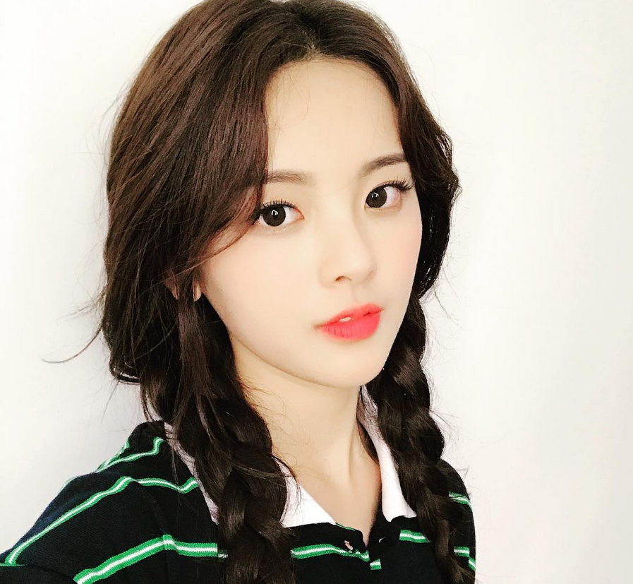 杨超越GET反手吃零食新技能 嘟嘴卖萌模样俏