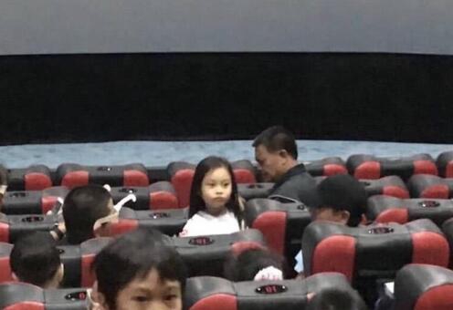网友偶遇贾乃亮带女儿看电影 甜馨长发披肩乖