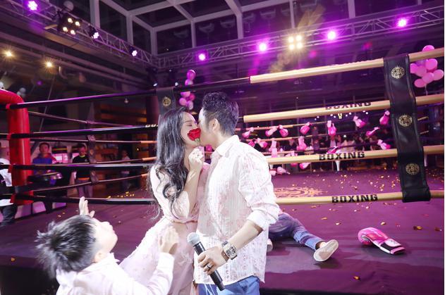 邹市明拳馆开幕 为冉莹颖庆生唱生日歌场面感