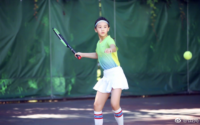 田亮晒爱女打网球照片 森碟穿短裙戴发带造型