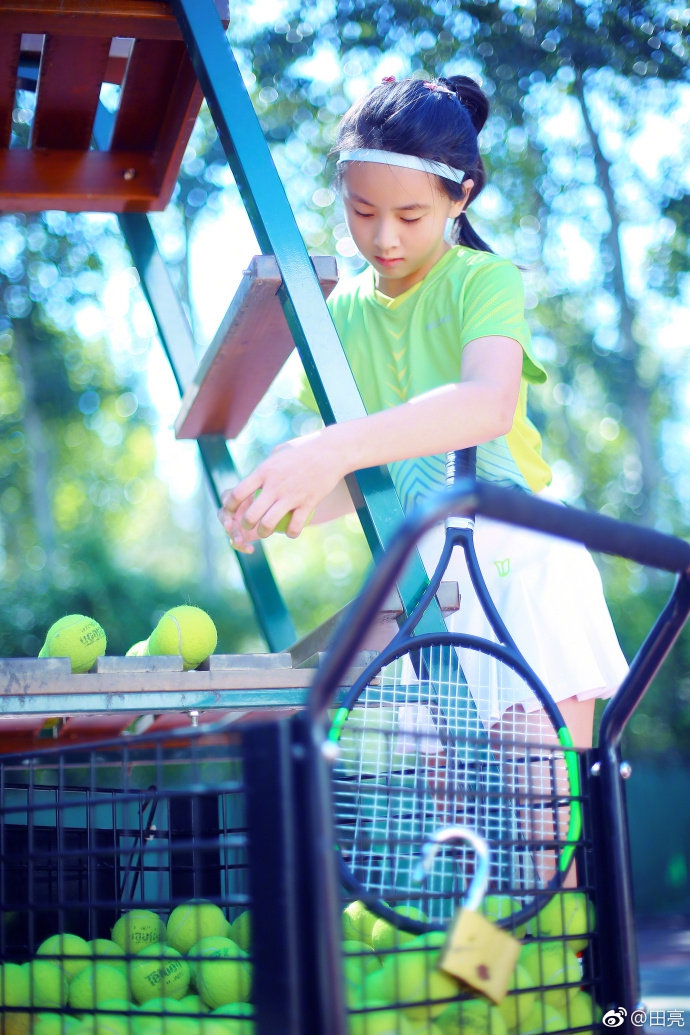 田亮晒爱女打网球照片 森碟穿短裙戴发带造型