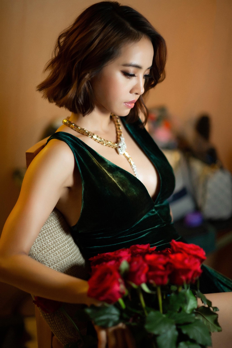 蔡依林身穿深v礼服美腿微露 侧拍上围傲人性感娇艳