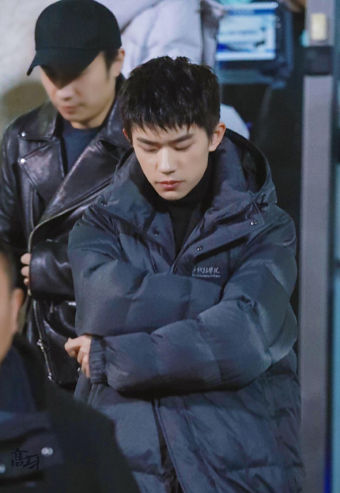 网曝易烊千玺放学晚了没走红毯 穿中戏校服到