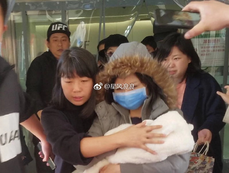 赵丽颖产后出院气色好 冯绍峰牵手开路家人怀