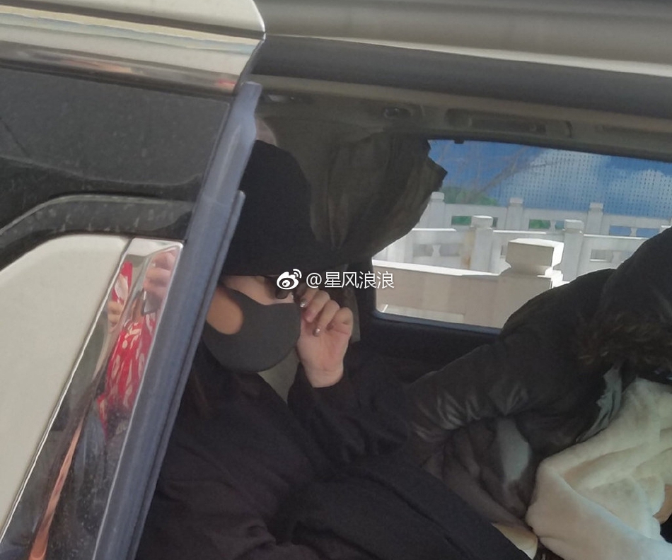 赵丽颖产后出院气色好 冯绍峰牵手开路家人怀