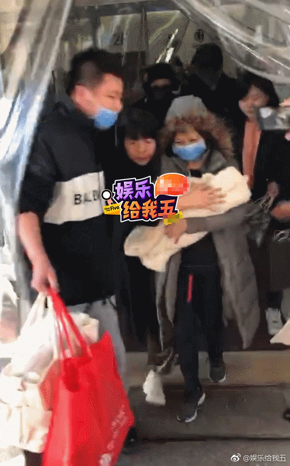 赵丽颖产后出院气色好 冯绍峰牵手开路家人怀