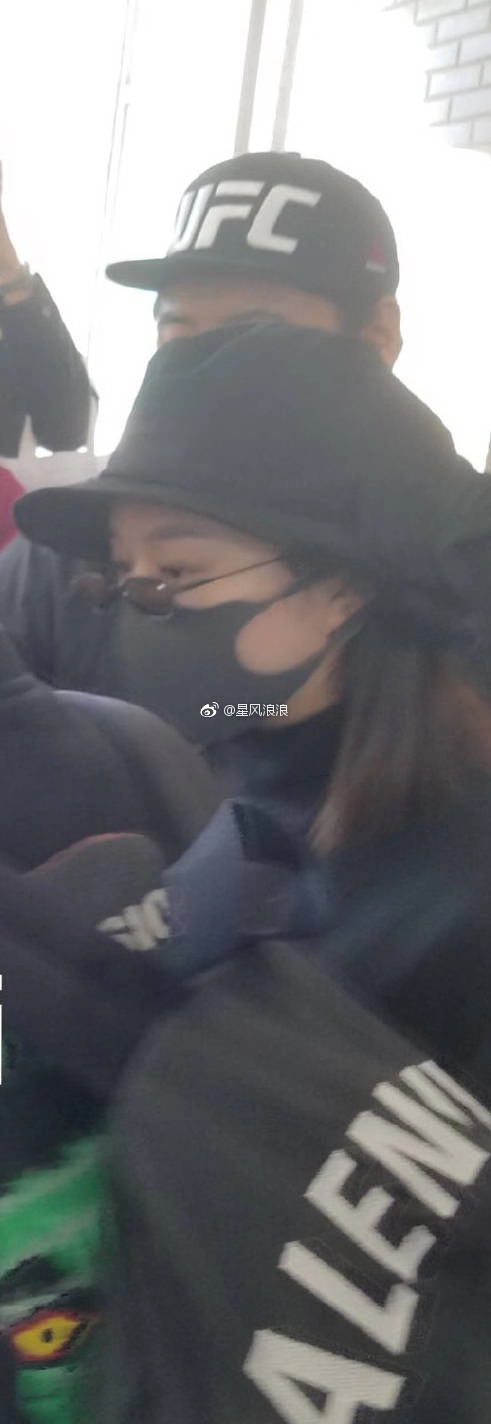 赵丽颖产后出院气色好 冯绍峰牵手开路家人怀