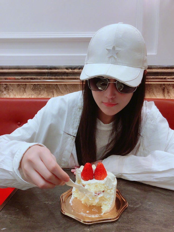 组图:准妈妈张馨予狂吃奶油蛋糕 怀孕仍不胖脸