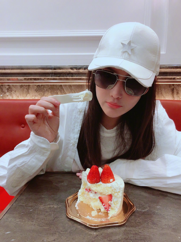 组图:准妈妈张馨予狂吃奶油蛋糕 怀孕仍不胖脸