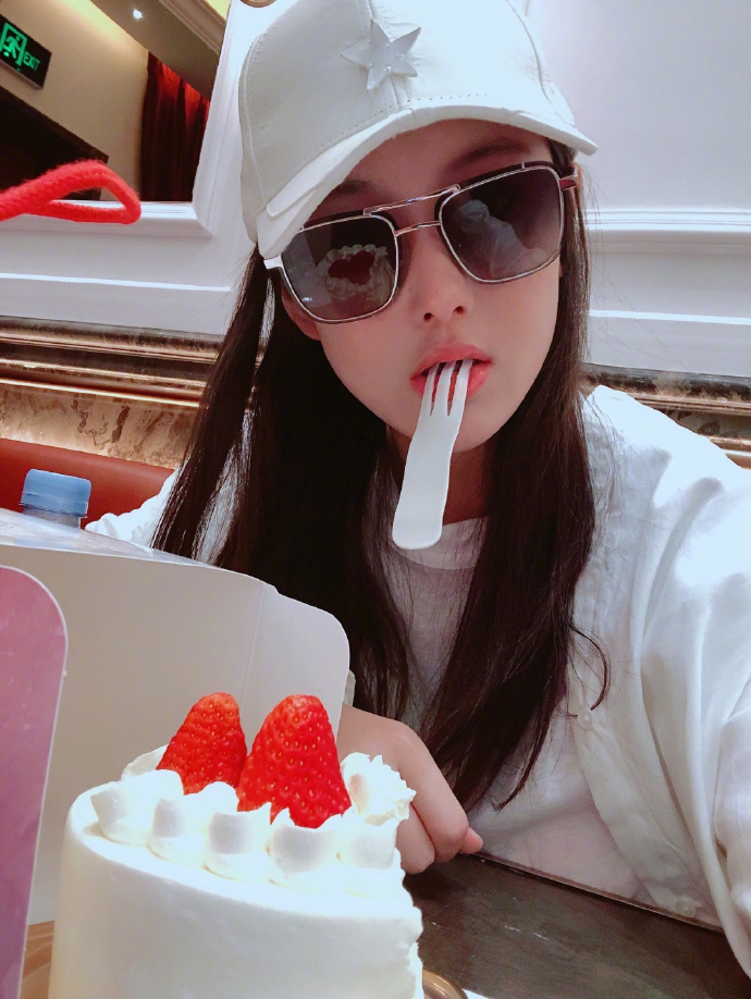 组图:准妈妈张馨予狂吃奶油蛋糕 怀孕仍不胖脸