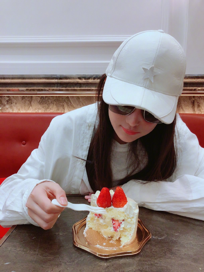 组图:准妈妈张馨予狂吃奶油蛋糕 怀孕仍不胖脸