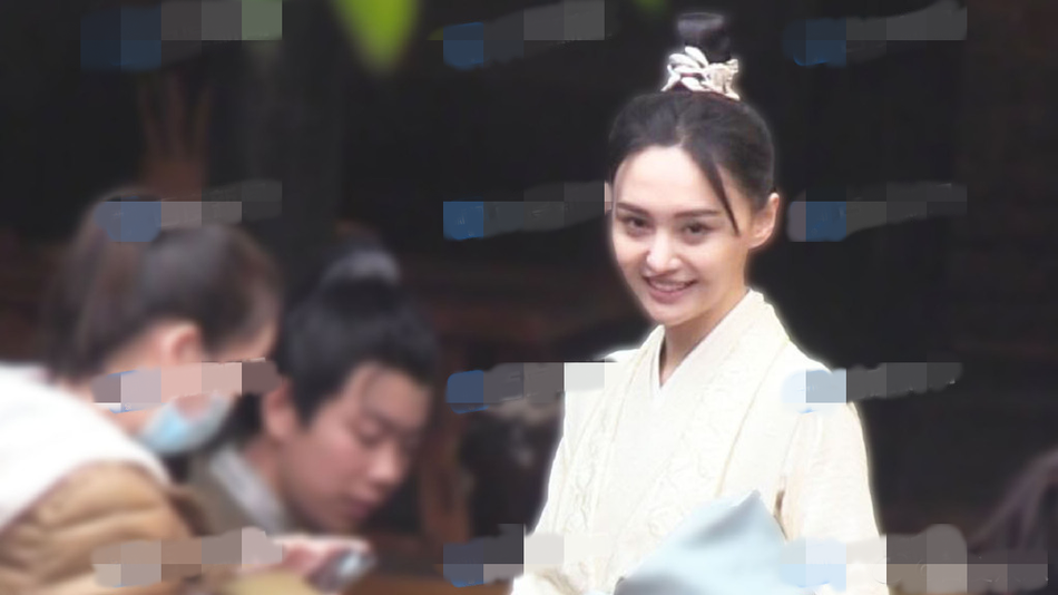 郑爽新剧男装造型曝光? 素净长衫英气十足(图