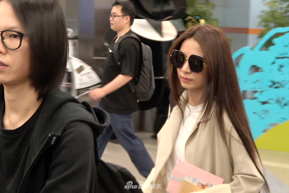 Hebe签约新东家后首现机场 戴大框墨镜酷劲儿