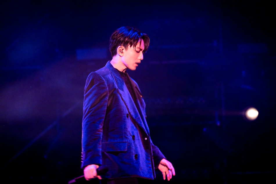 陈奕迅现身林宥嘉演唱会 两人互比爱心超有爱