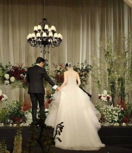 秋瓷炫于晓光韩国补办婚礼 凌潇肃现身笑容满